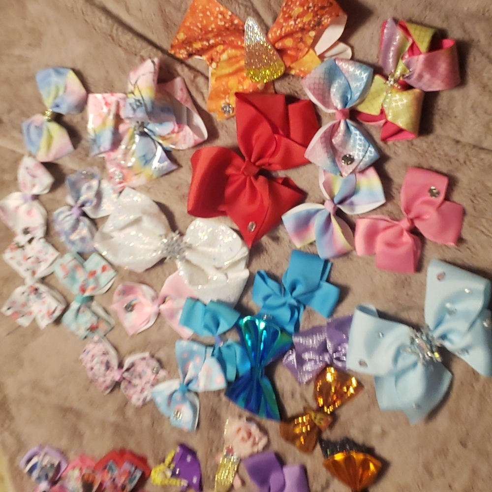 Lot of girls hair bows and clips (Jojo Siwa, Disney, and basic ones included)